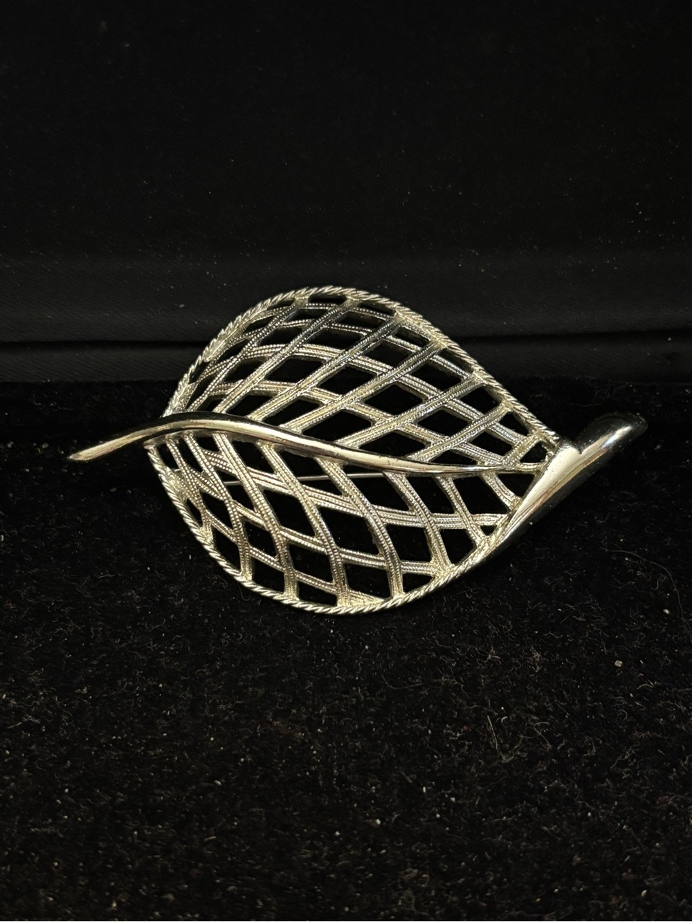 Vintage Sarah Coventry Elegant Silver tone Leaf Brooch
